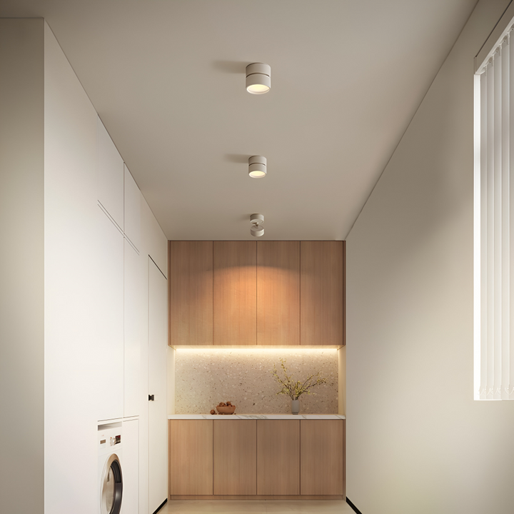 Stilig LED designlampa. Taklampa med spotlights för modern inredning i hemmet.
