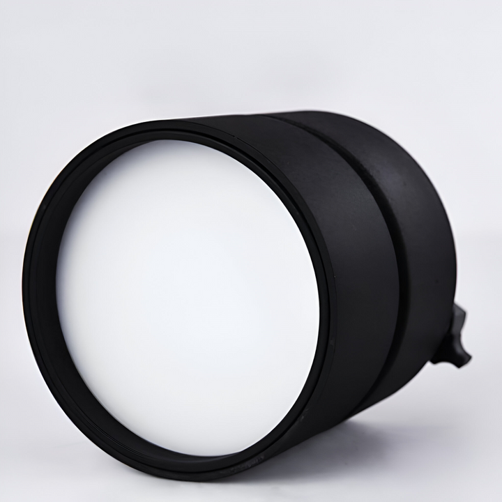 Minimalistisk taklampa med LED spotlights. Perfekt för stilig vardagsrumsinredning.