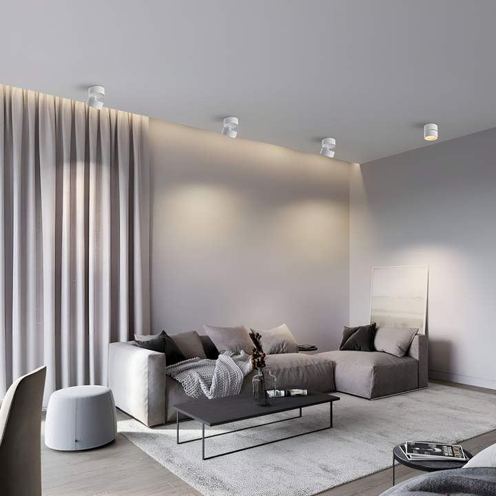 Elegant taklampa med LED spotlight. Modern design för hem och stilren belysning.