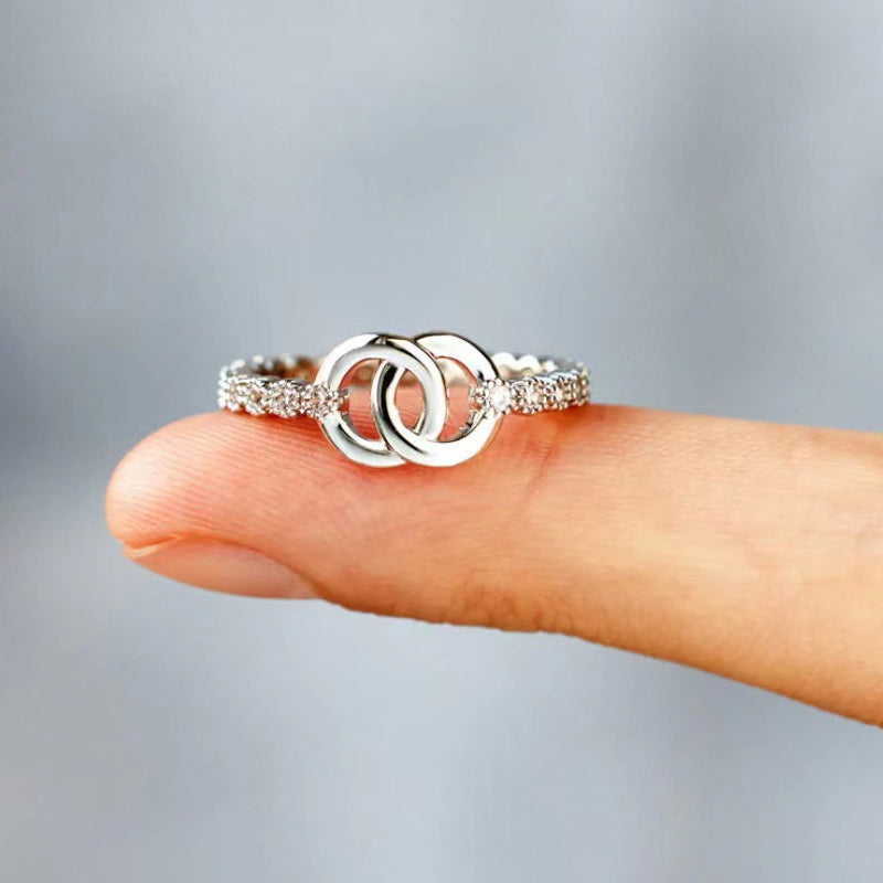 "Elegant mor & dotter silverring med sammanlänkad cirkeldesign, symboliserar evig relation. Perfekt smycke för kvinnor."