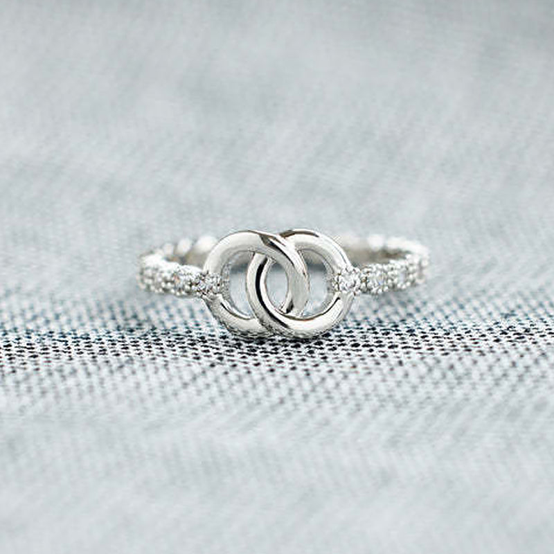 "Elegant mor & dotter silverring med sammanlänkad cirkeldesign, symboliserar evig relation. Perfekt smycke för kvinnor."