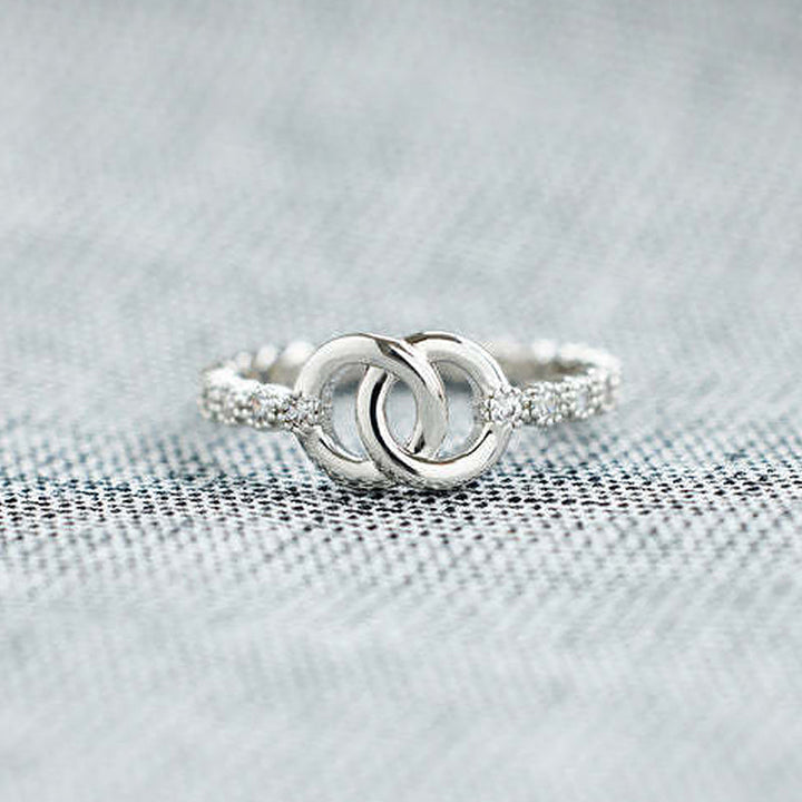 "Elegant mor & dotter silverring med sammanlänkad cirkeldesign, symboliserar evig relation. Perfekt smycke för kvinnor."