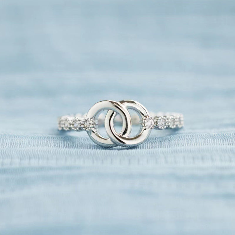 "Elegant mor & dotter silverring med sammanlänkad cirkeldesign, symboliserar evig relation. Perfekt smycke för kvinnor."