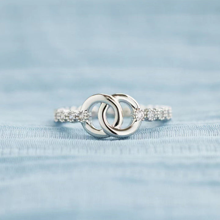 "Elegant mor & dotter silverring med sammanlänkad cirkeldesign, symboliserar evig relation. Perfekt smycke för kvinnor."