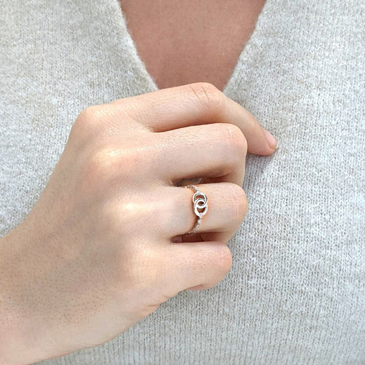 "Elegant mor & dotter silverring med sammanlänkad cirkeldesign, symboliserar evig relation. Perfekt smycke för kvinnor."