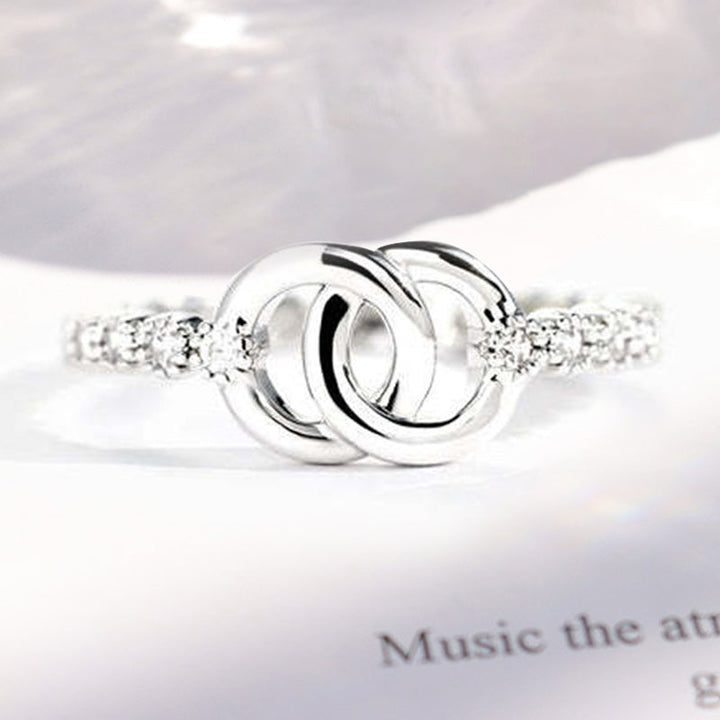 "Elegant mor & dotter silverring med sammanlänkad cirkeldesign, symboliserar evig relation. Perfekt smycke för kvinnor."