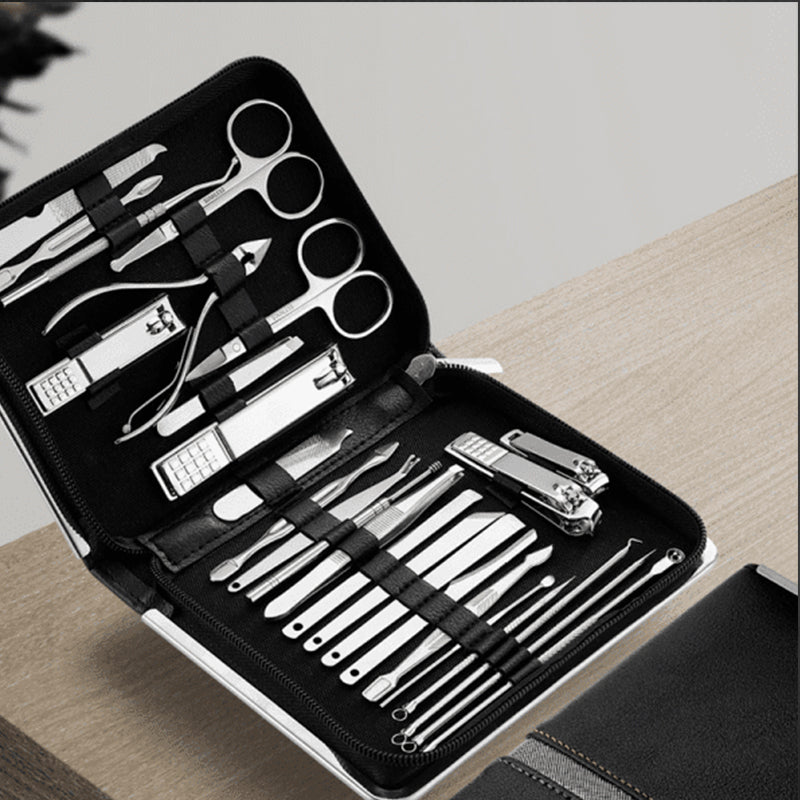 "Elegant nagelvårdsset, ergonomiska verktyg i stålfodral med svart PU-läder, för manikyr och pedikyr."