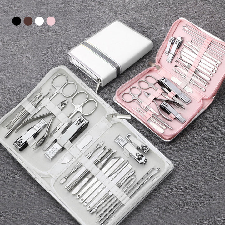 "Elegant nagelvårdsset, ergonomiska verktyg i stålfodral med svart PU-läder, för manikyr och pedikyr."