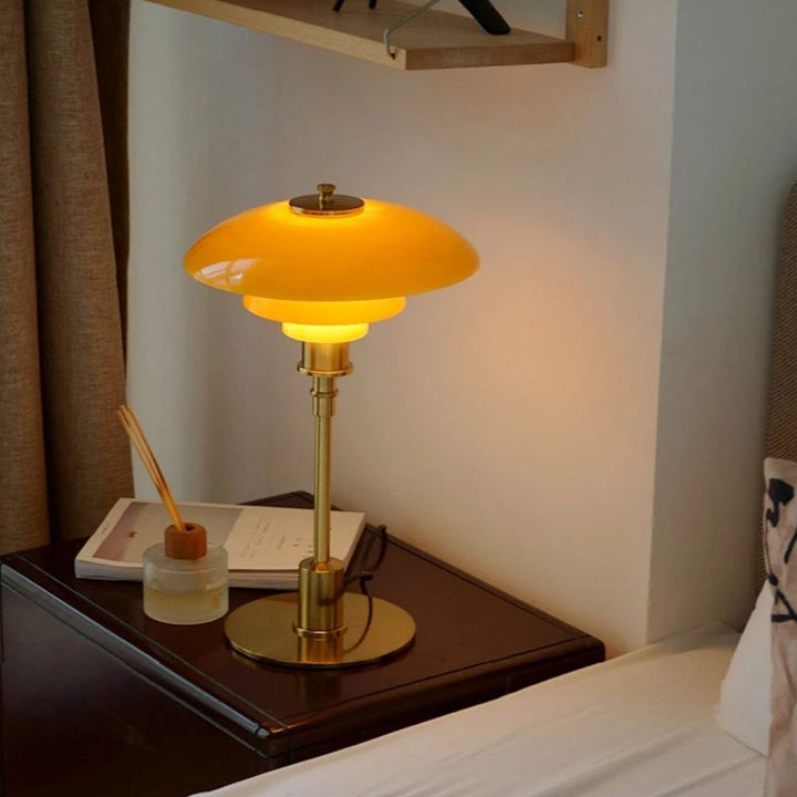 Närbild på LED ljuskälla i nordisk bordslampa av glas, energieffektiv.