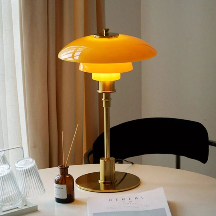 Belysningsdetalj: Transparent glas och mjukt LED sken från modern bordslampa.