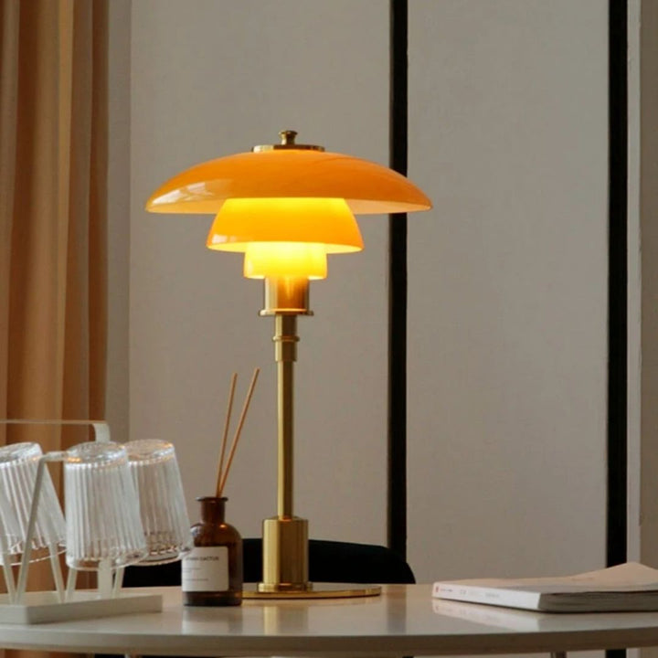 Unik skandinavisk LED bordslampa i glas, kombinerar funktion med konstnärlig design.
