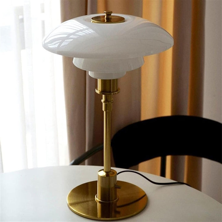 Detaljbild: Handblåst glas på elegant nordisk LED bordslampa.