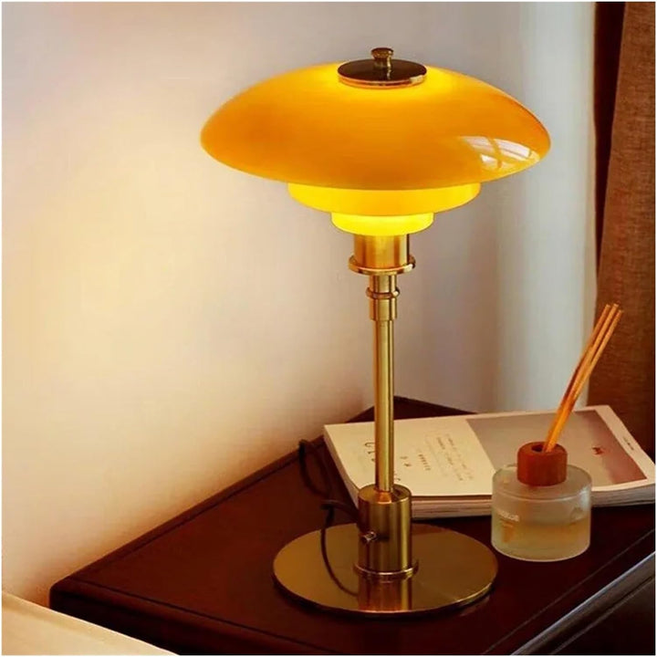 Guldfärgad bas på exklusiv LED bordslampa i glas, modern inredningsdetalj.
