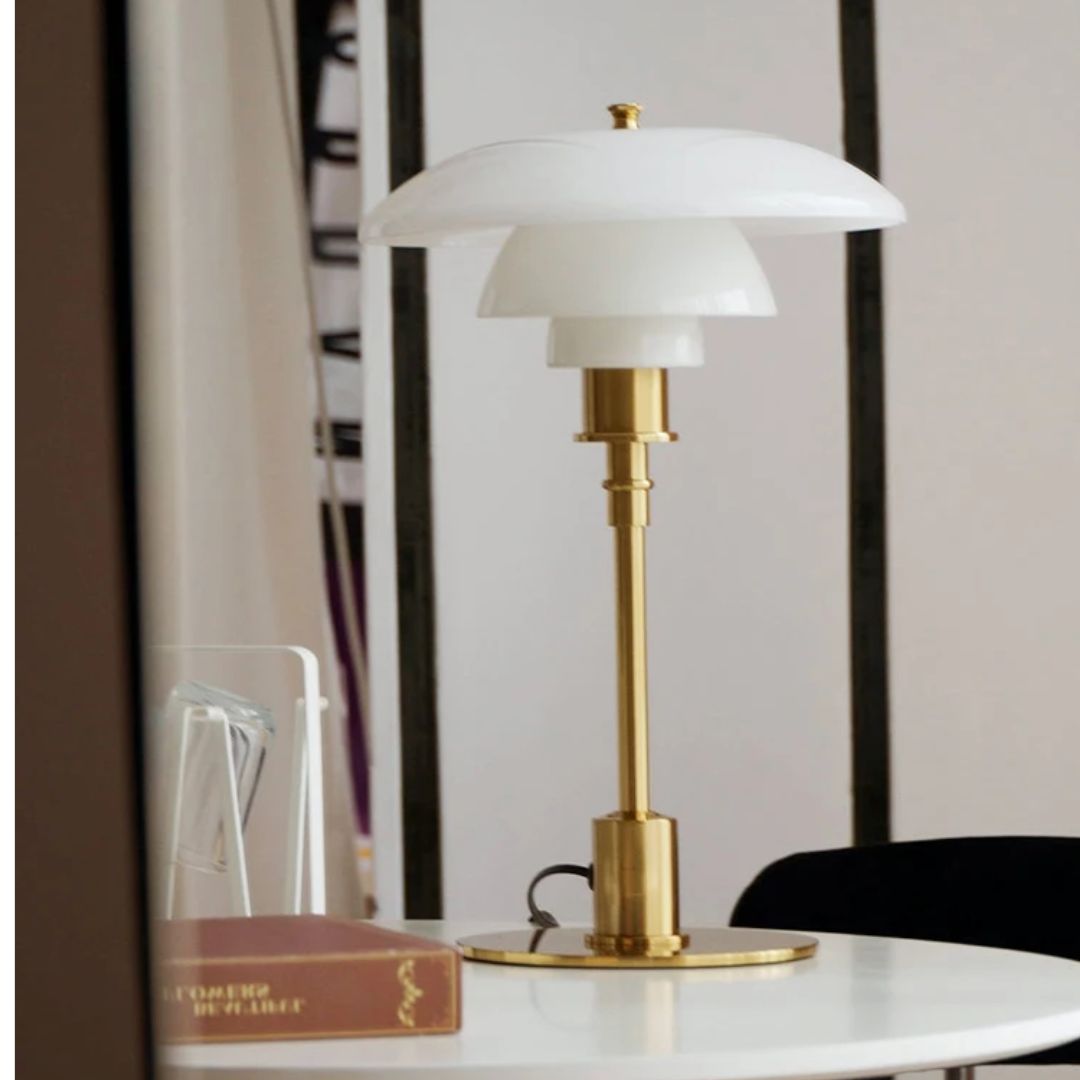 Silverfärgad fot på elegant nordisk glaslampa, LED belysning för designhem.