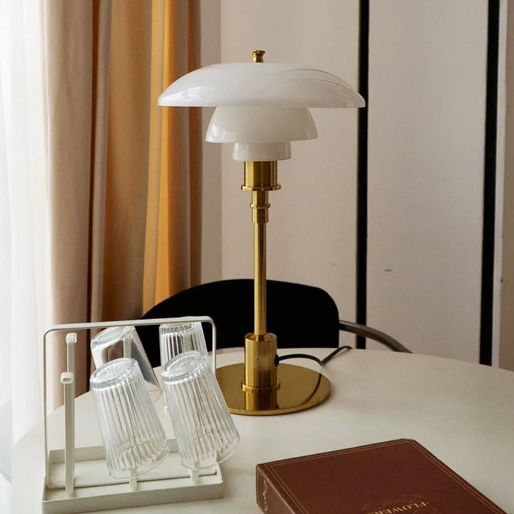 Vardagsrumsinredning med vit LED bordslampa i glas, nordisk design.