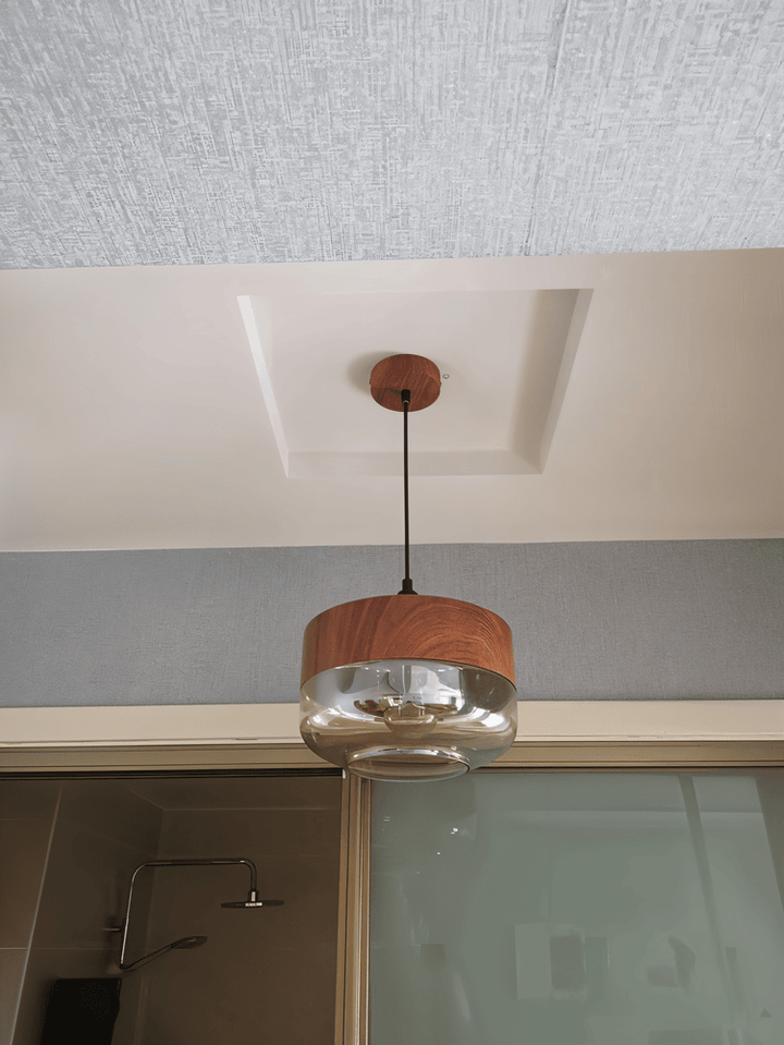 Mysig retro pendellampa i nordisk design. Varm takbelysning som stilren inredningsdetalj.