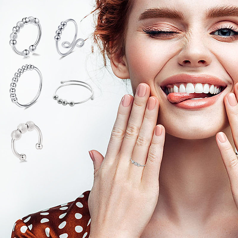 "Elegant och justerbar ångestring i silver för damer, med roterbar design för stil och stresslindring."