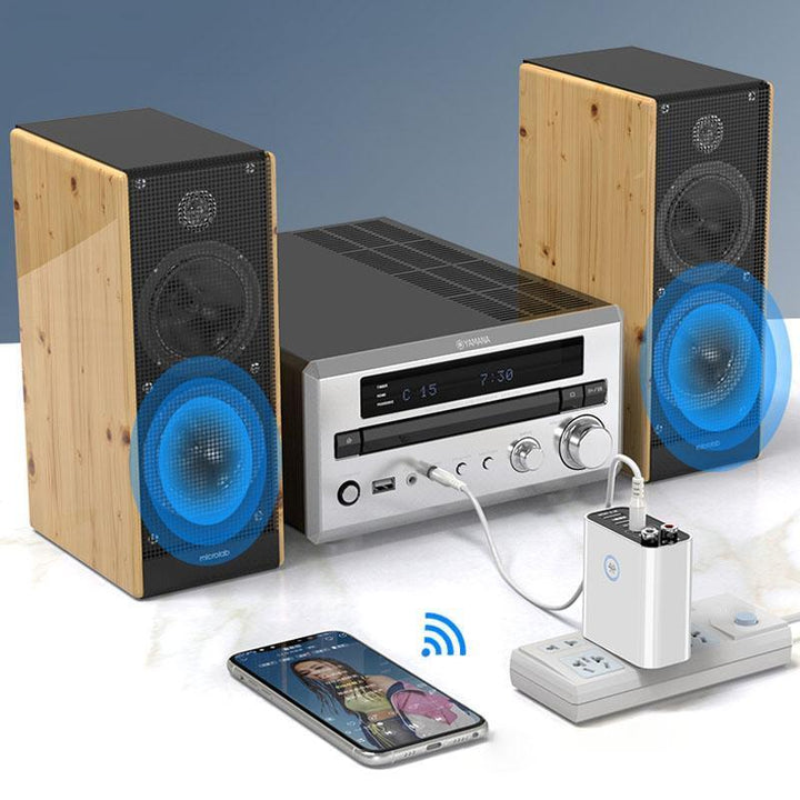 "Elegant och kompakt multifunktionskontakt med två USB-portar, MicroSD-kortplats och Bluetooth 5.0 stöd för elektronik."