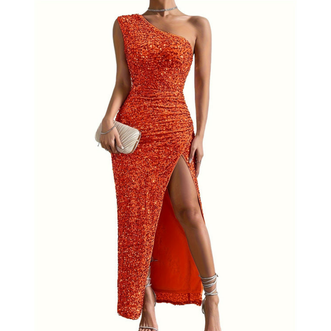 Dam långklänning i glitter, off shoulder-stil med slits, en perfekt kvällsoutfit.