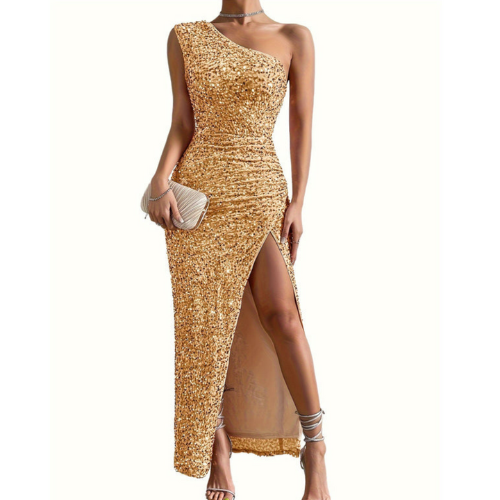 Glittrig off shoulder klänning med hög benslits, en elegant och modern festklänning.
