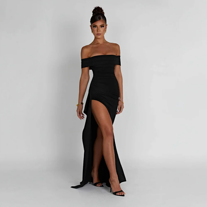Elegant off shoulder maxiklänning med slits för dam, perfekt som fest- eller aftonklänning.
