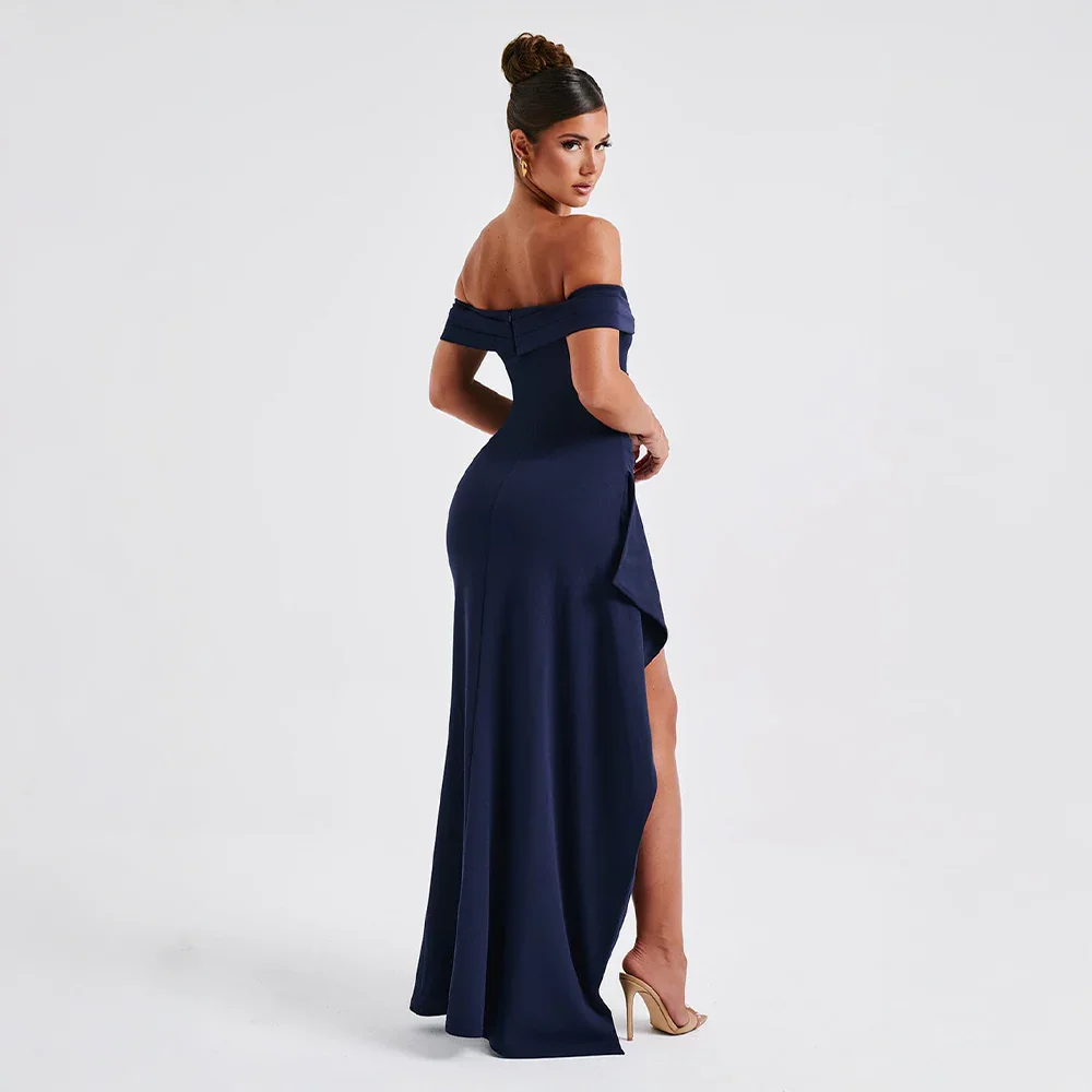 Off shoulder festklänning för dam med elegant slits, en stilren maxiklänning för speciella tillfällen.