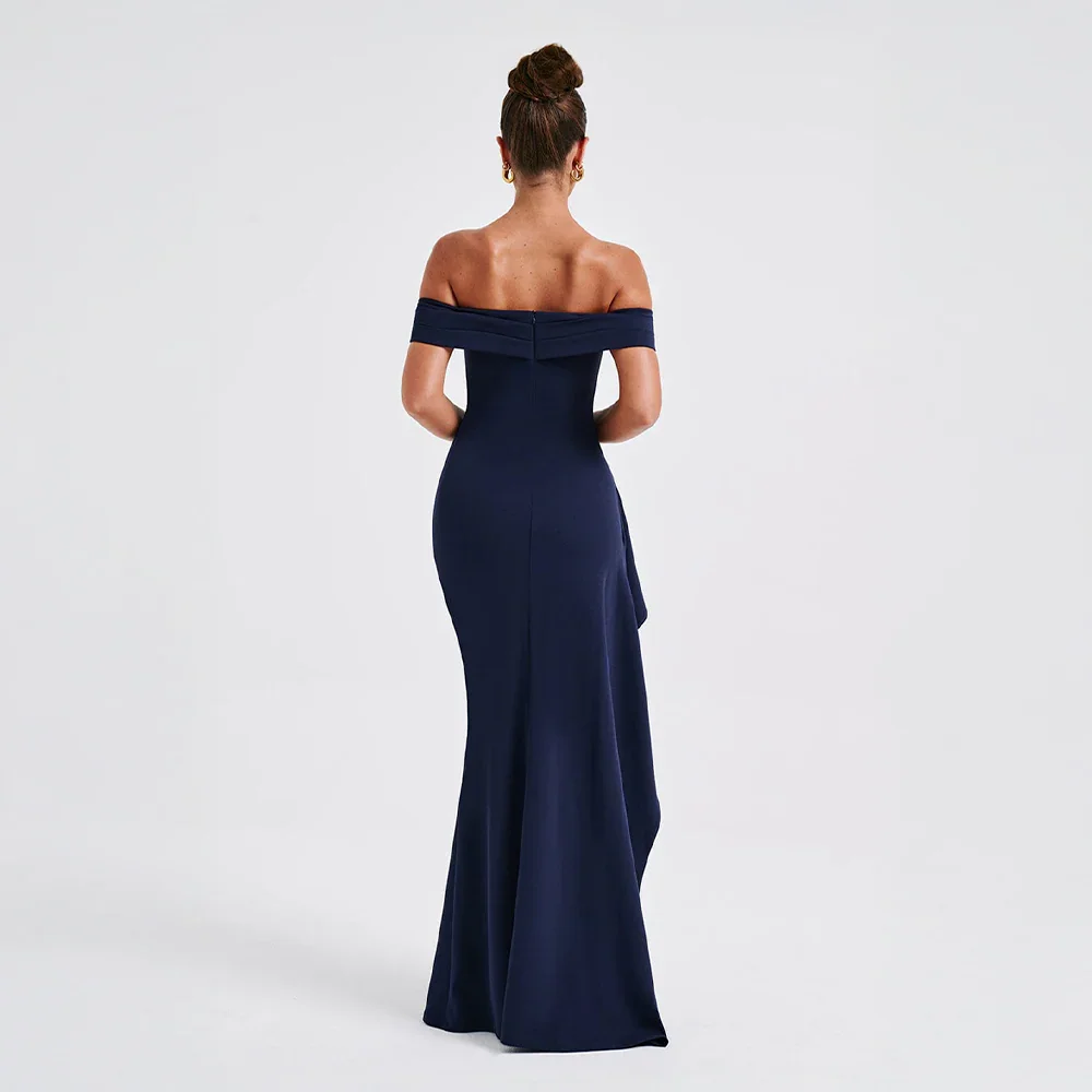 Enkel men elegant off shoulder maxiklänning med slits, perfekt damklänning för fester.