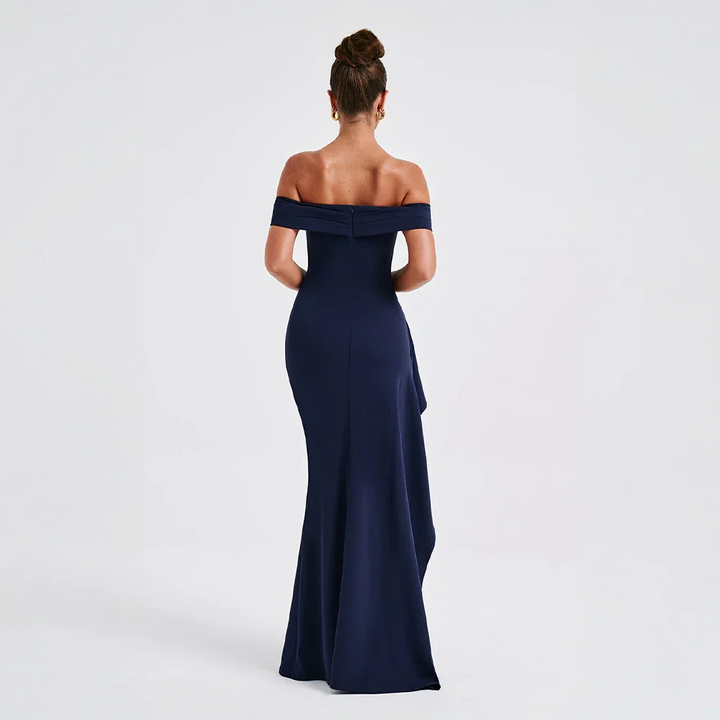 Enkel men elegant off shoulder maxiklänning med slits, perfekt damklänning för fester.