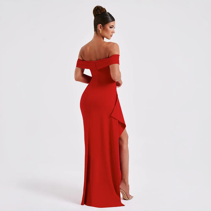 Långklänning off shoulder för dam med elegant slits, en vacker och kvinnlig festklänning.