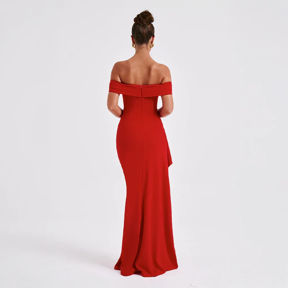 Somrig off shoulder maxiklänning med elegant slits, perfekt för eleganta kvällar och fester.