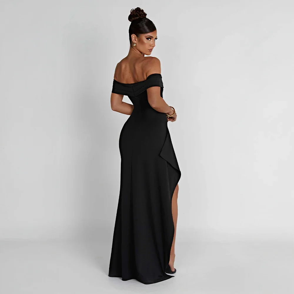 Kvinnlig off shoulder maxiklänning med hög slits, en elegant festklänning eller aftonklänning för dam.