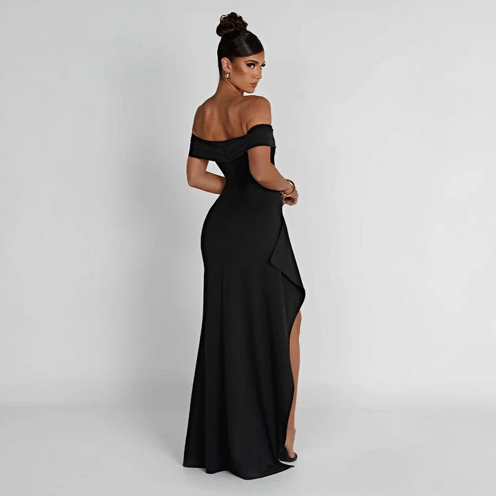 Kvinnlig off shoulder maxiklänning med hög slits, en elegant festklänning eller aftonklänning för dam.