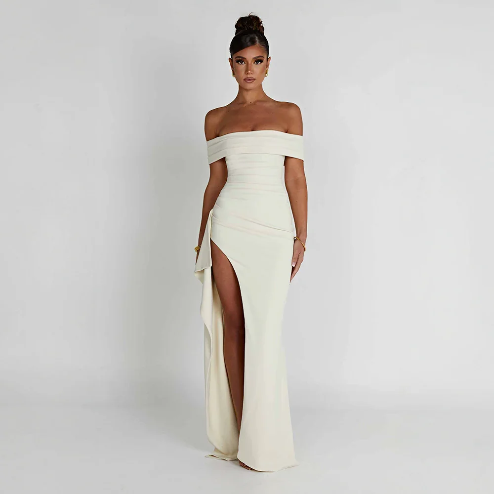 Vacker dam maxiklänning off shoulder med elegant slits, en stilren långklänning för fest.