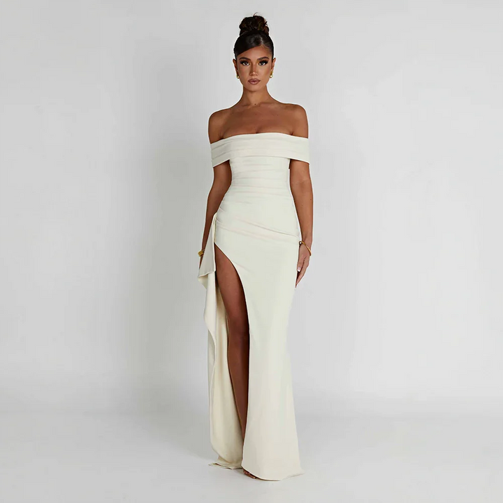 Vacker dam maxiklänning off shoulder med elegant slits, en stilren långklänning för fest.
