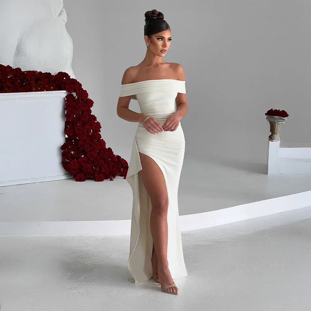 Off shoulder damklänning med elegant slits, en perfekt maxiklänning för både fest och sommar.