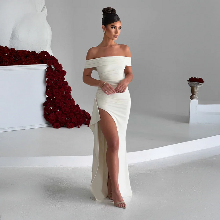 Off shoulder damklänning med elegant slits, en perfekt maxiklänning för både fest och sommar.