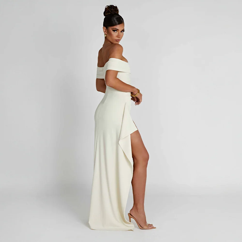 Modell bär elegant off shoulder maxiklänning i rött med slits, idealisk för kvällsfest.