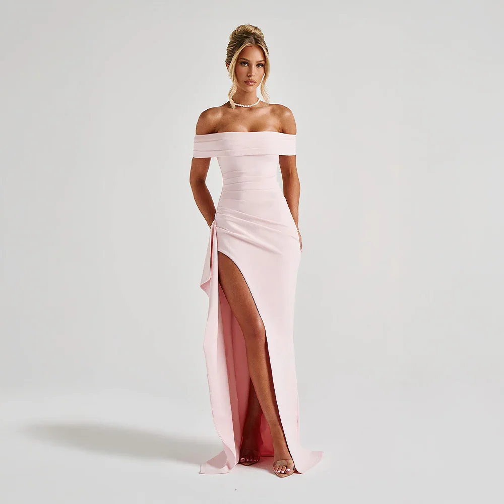 Detaljbild av elegant off shoulder maxiklänning med slits, visar tygets vackra fall och design.