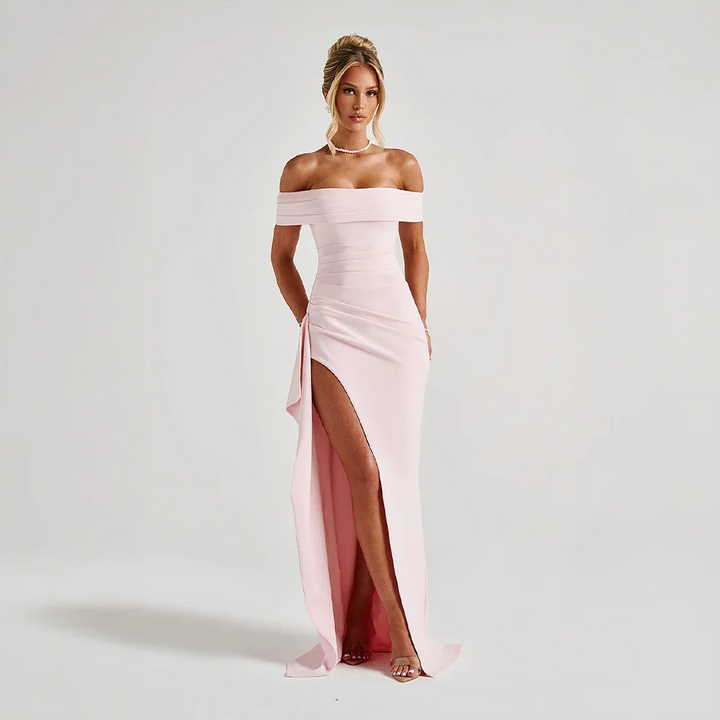 Detaljbild av elegant off shoulder maxiklänning med slits, visar tygets vackra fall och design.
