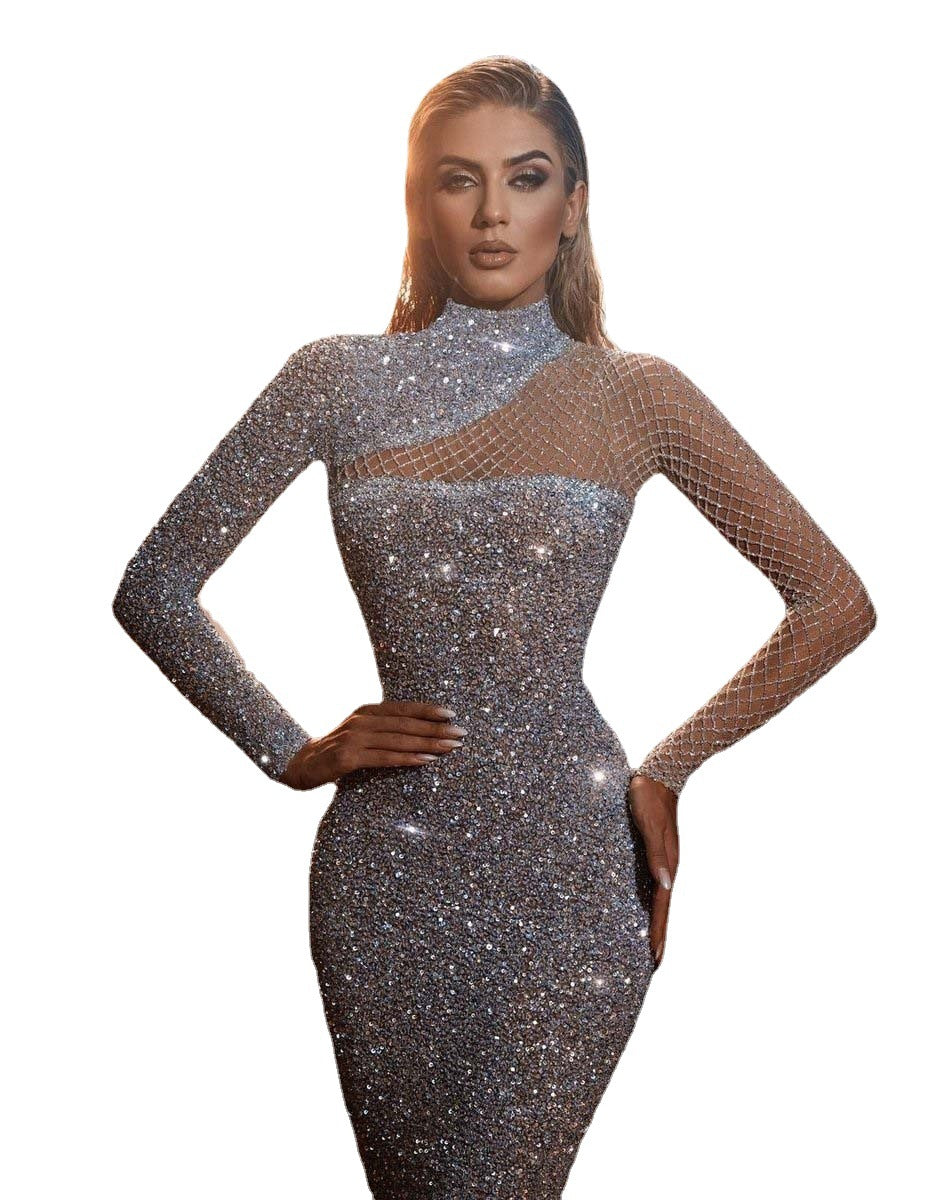 Kvinnors festklänning med offshoulder och skimmrande paljetter, ett elegant val för bröllopsgäster och speciella tillfällen.