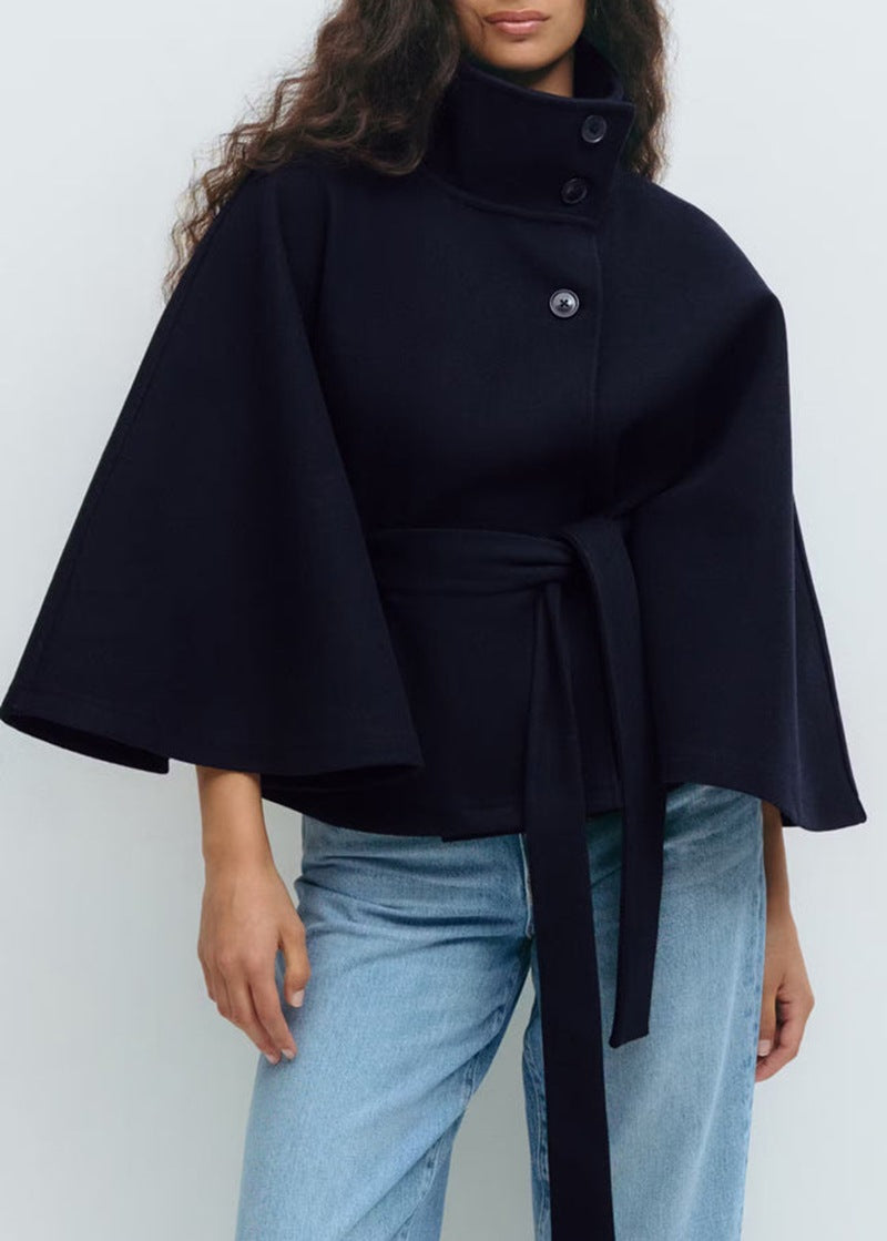 Svart vinterjacka för dam, omlottmodell med ståkrage, vida ärmar och elegant snitt