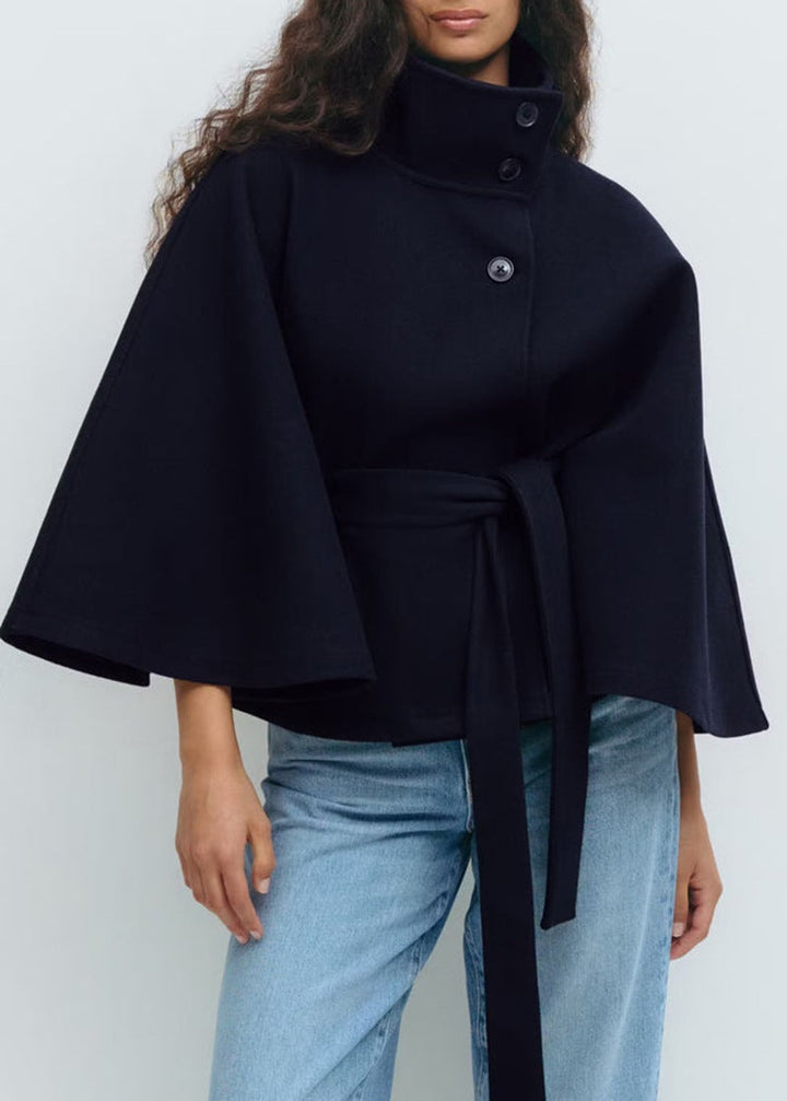 Svart vinterjacka för dam, omlottmodell med ståkrage, vida ärmar och elegant snitt
