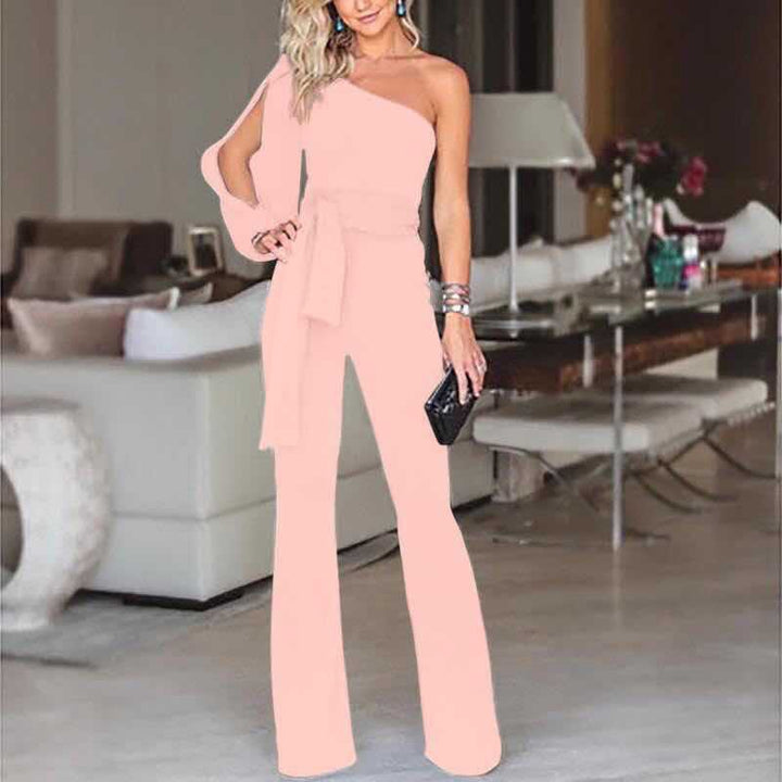 Figursmickrande elegant jumpsuit för kvinnor. Denna one-shoulder helkroppsdräkt är perfekt som festkläder.