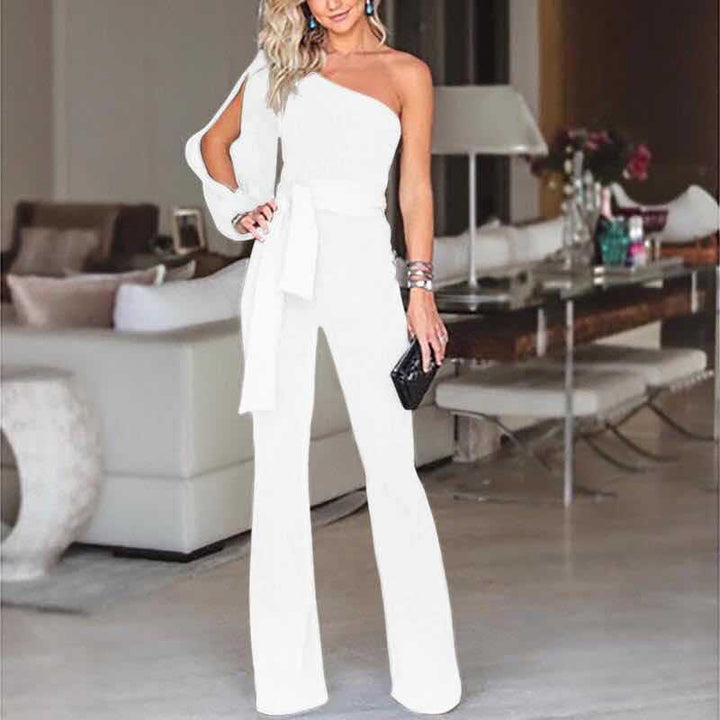 Stilren one-shoulder jumpsuit för sommar och fest. Elegant och figursmickrande kvinnors aftonkläder.