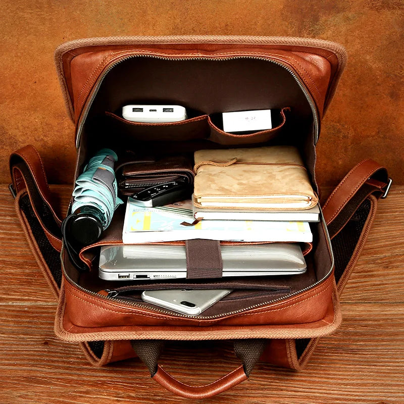 Exklusiv orange läderryggsäck för laptops. Elegant herrmodell, rymlig och bekväm för arbete, studier och resor.