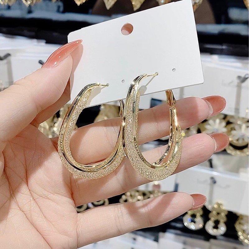 Elegant ovala damhängen i guld och silver, med glänsande yta. Perfekta för både vardag och speciella tillfällen.