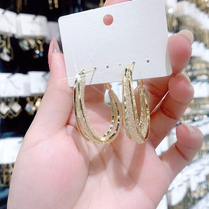 Elegant ovala damhängen i guld och silver, med glänsande yta. Perfekta för både vardag och speciella tillfällen.