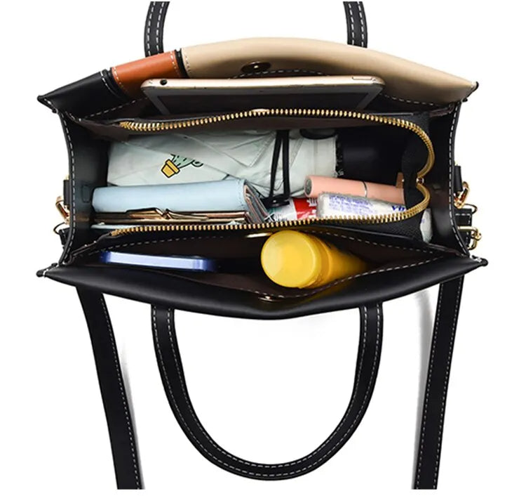 Närbild av texturen på en chic patchwork crossbodyväska. Unik tygdesign med detaljerade sömmar.