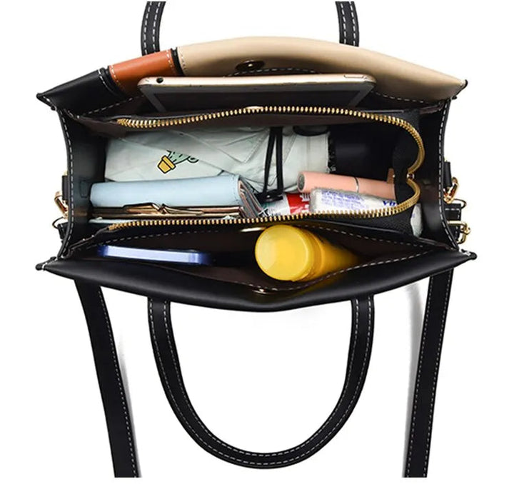 Närbild av texturen på en chic patchwork crossbodyväska. Unik tygdesign med detaljerade sömmar.