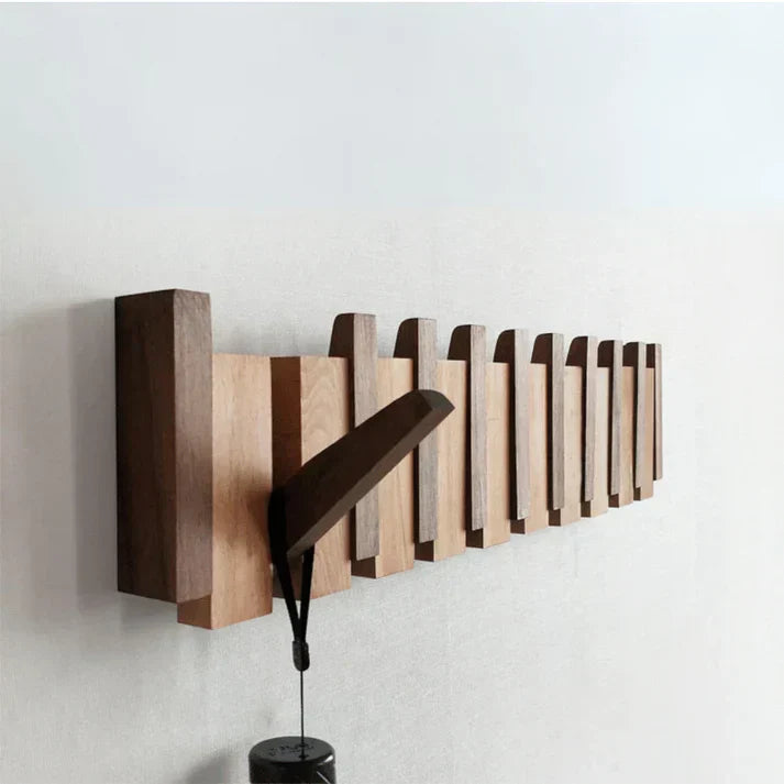 Elegant pianoinspirerad kroklist i valnötsträ för stilfull hallförvaring. Funktionell väggkrok för inredning.